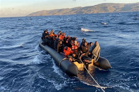 Yunan unsurlarınca ölüme terk edilen 48 kaçak göçmen kurtarıldı